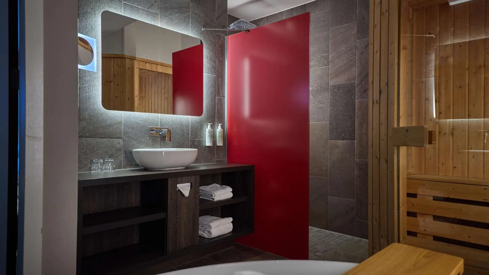 Mainport Hotel Rotterdam, A Hilton Affiliate Hotel Holland